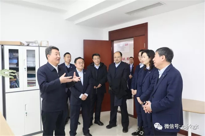 祁建邦一行走访慰问广大干部员工